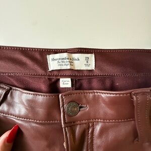 Abercrombie & Fitch 90’s straight leg Faux leather in chocolate in curve love